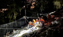 Ein weiterer Rodler stürzte am Samstagabend über eine steile, felsige Bergwand ab, dabei zog er ...