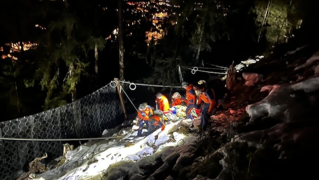 Ein weiterer Rodler stürzte am Samstagabend über eine steile, felsige Bergwand ab, dabei zog er sich schwere Verletzungen zu. (Bild: APA/BERGRETTUNG FLACHAU)