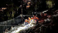 Ein weiterer Rodler stürzte am Samstagabend über eine steile, felsige Bergwand ab, dabei zog er sich schwere Verletzungen zu. (Bild: APA/BERGRETTUNG FLACHAU)