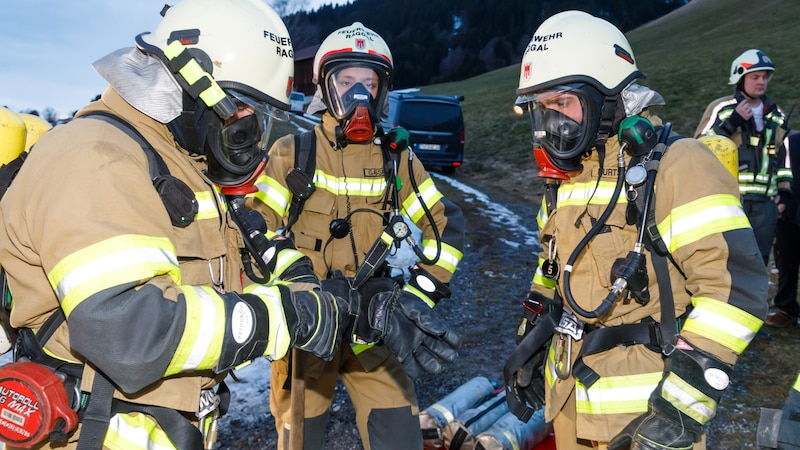 Although the firefighters had sufficient breathing apparatus with them, one firefighter may still have inhaled too much smoke. (Bild: Bernd Hofmeister)