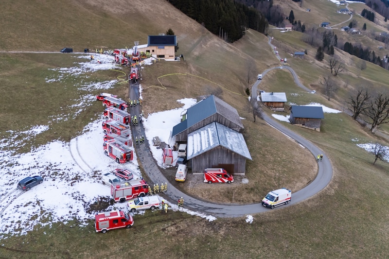 Around 130 firefighters were deployed. (Bild: Bernd Hofmeister)