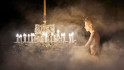 Leider nur „frei nach Schnitzler“: Julia Riedler als bedrängtes Fräulein Else