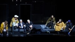 Richard Wagners Götter versammeln sich in Calixto Bieitos Inszenierung des „Rheingold“ auf dem Sofa. (Bild: © Herwig Prammer/ OnP)