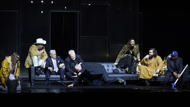 Richard Wagner's gods gather on the sofa in Calixto Bieito's production of "Rheingold". (Bild: © Herwig Prammer/ OnP)