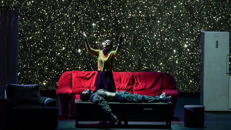 Scene from Rameau's "Castor et Pollux": Jeanine De Bique moves the audience to tears as Princess Télaïre with her unearthly, beautifully sung mourning. (Bild: Vincent Pontet/OnP)