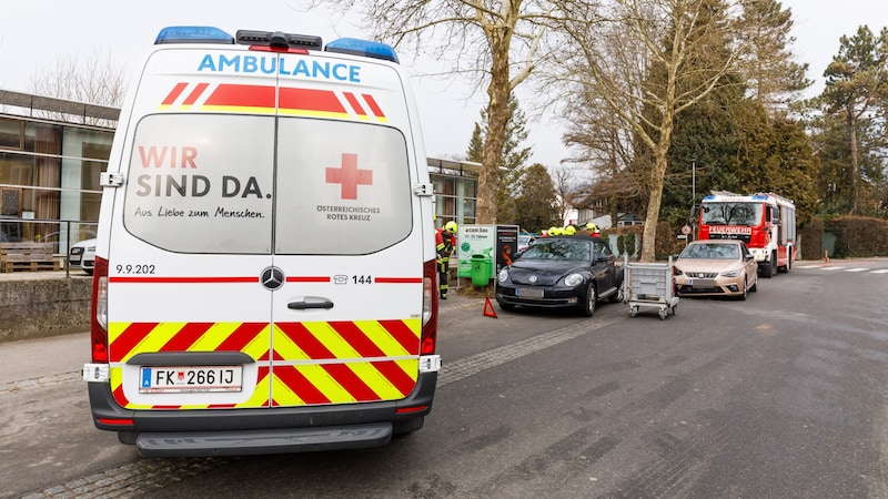 Der 80-Jährige wurde mit der Rettung ins LKH Feldkirch gebracht. (Bild: Bernd Hofmeister, Krone KREATIV)