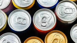 Anbieter von Energie-Drinks gibt es in Österreich viele. Die Rezepturen sehen großteils ähnlich aus. (Bild: Nikolay Zaiarnyi)