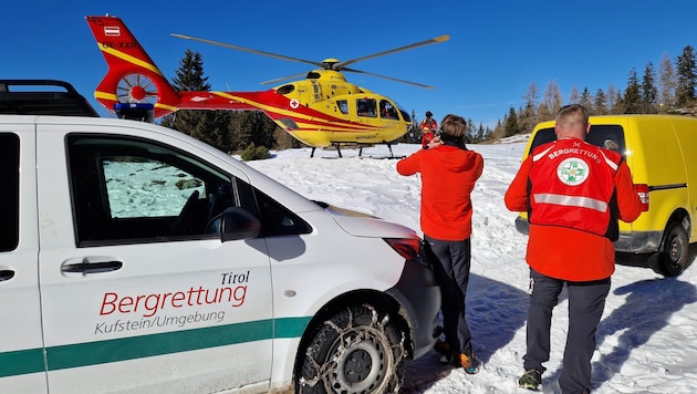 Die Schwerverletzte wurde mit dem Notarzthubschrauber ins Krankenhaus geflogen. (Bild: Bergrettung Kufstein )