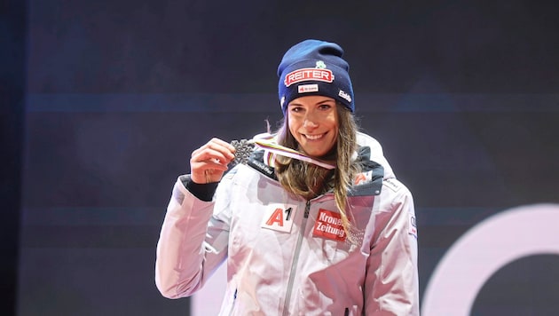 Mirjam Puchner strahlte mit ihrer Silbermedaille um die Wette. (Bild: Tröster Andreas/ANDREAS TROESTER)