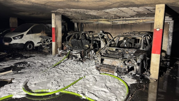 Three cars were completely burnt out and other vehicles were damaged. (Bild: Zeitungsfoto.at)