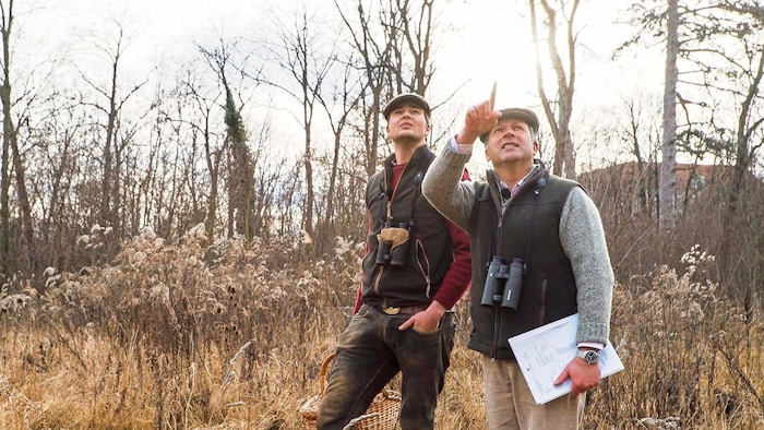 Alexius (links) und Maximilian Hardegg beim Vogelspähen.