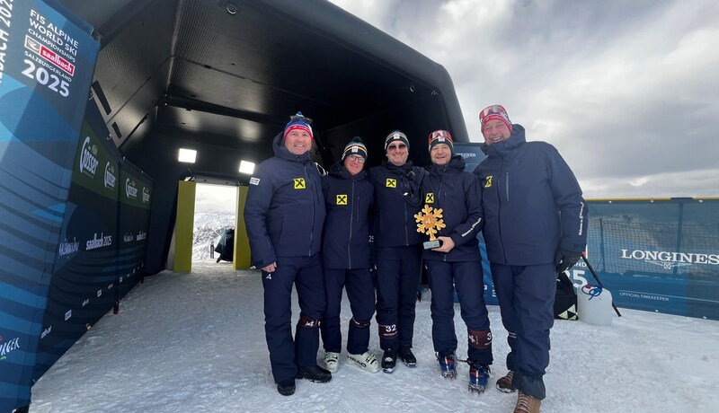 Das Team von Michael Kees: Ganz links, Jakob Breitfuss, war bereits 1991 bei der Ski-WM als Helfer aktiv. (Bild: JHK)