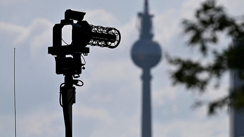 A police jammer near the Reichstag in Berlin (Bild: AFP/RALF HIRSCHBERGER)