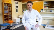 Reinhard Lanzinger ist der Allgemeinmediziner in Hinterglemm. Bei ihm saß bei der WM der ...