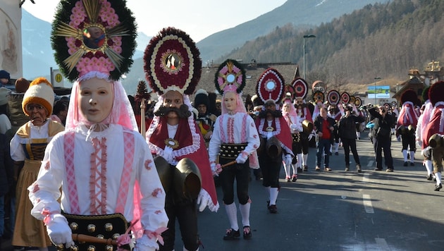 Die mystische Abteilung der Tarrenzer Fasnacht: Die beeindruckenden Roller und Scheller.  (Bild: Daum Hubert)