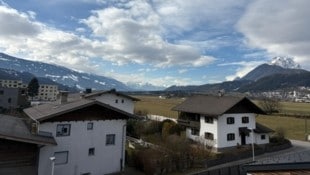 Einen Mix aus Sonne und Wolken gab es am Sonntag. Im Bild der Blick von Schwaz Richtung Innsbruck. In der neuen Woche geht es ähnlich weiter. Schnee im Tal ist nicht in Sicht. (Bild: Manuel Schwaiger)