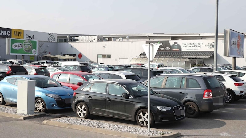 Parking lot in front of a shopping center: Many customers now come from Hungary. (Bild: Reinhard Judt/Judt Reinhard, Krone KREATIV)