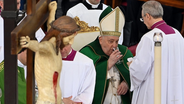 Eine kurze Erfrischung für den angeschlagenen Papst (Bild: APA/AFP/Alberto PIZZOLI)