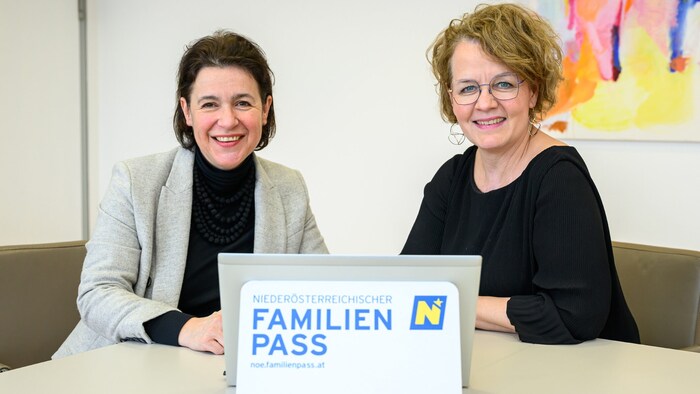 Die Familienlandesrätin Christiane Teschl-Hofmeister (ÖVP) mit Familienland-NÖ-Geschäftsführerin ...