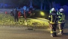 Der „Fluchtwagen“ landete nach einem Überschlag auf dem Dach. (Bild: FF Kematen am Innbach, Krone KREATIV)