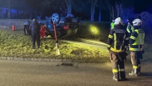 Der „Fluchtwagen“ landete nach einem Überschlag auf dem Dach. (Bild: FF Kematen am Innbach, Krone KREATIV)