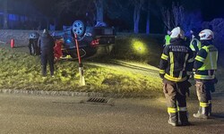 Der „Fluchtwagen“ landete nach einem Überschlag auf dem Dach.