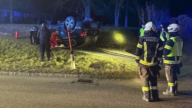 Der „Fluchtwagen“ landete nach einem Überschlag auf dem Dach. (Bild: FF Kematen am Innbach, Krone KREATIV)