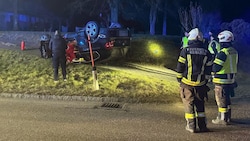 Der „Fluchtwagen“ landete nach einem Überschlag auf dem Dach. (Bild: FF Kematen am Innbach, Krone KREATIV)