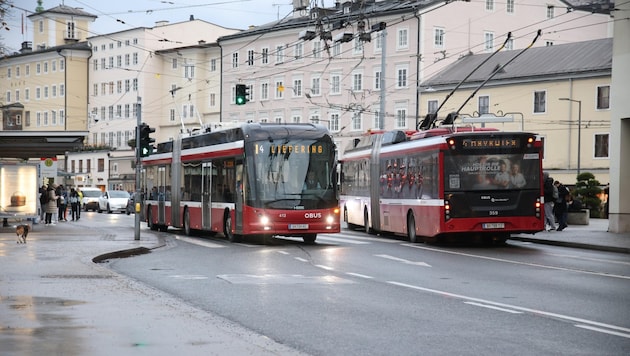 Viele Millionen Euro wollen Bürgermeister Auinger und Verkehrs-Stadträtin Schiester in den Ausbau des Salzburger Bus-Netzes stecken. (Bild: Tröster Andreas)