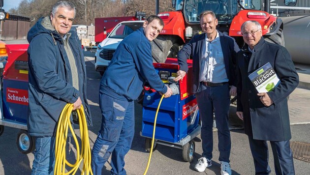 Feldbach is prepared for a blackout (from left): safety officer Josef Gsöls, workshop manager Alfred Weiß, building yard manager Bernd Gsöls and mayor Josef Ober at one of 22 PTO generators. (Bild: Juergen Fuchs)