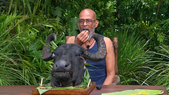 Pierre bliebt hart und verspeiste, was auf den Tisch kam. Nur beim Büffelauge kam er ins ...