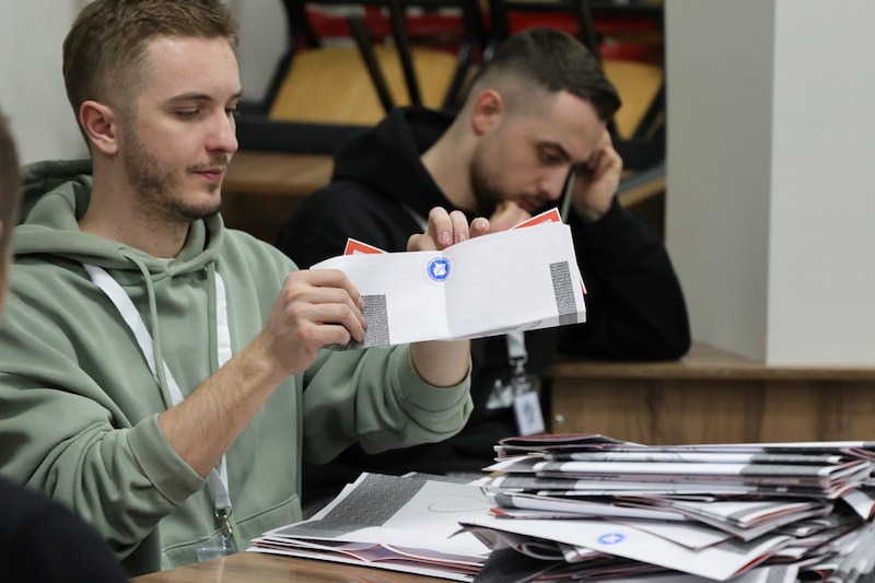 Counting the ballot papers (Bild: Copyright 2025 The Associated Press. All rights reserved.)