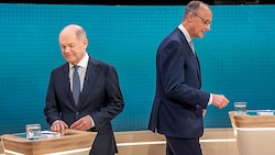 Kanzler Olaf Scholz (SPD) und sein Herausforderer Friedrich Merz (CDU) beim TV-Duell (Bild: APA/AFP)