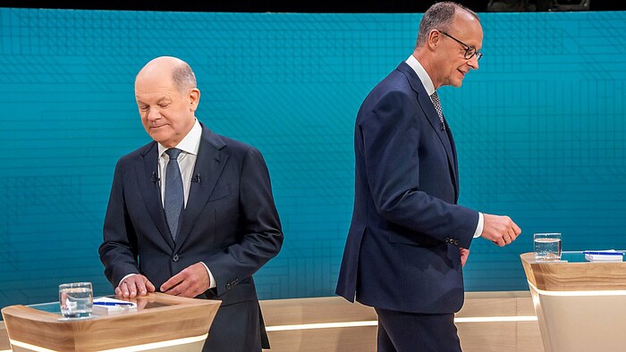 Kanzler Olaf Scholz (SPD) und sein Herausforderer Friedrich Merz (CDU) beim TV-Duell