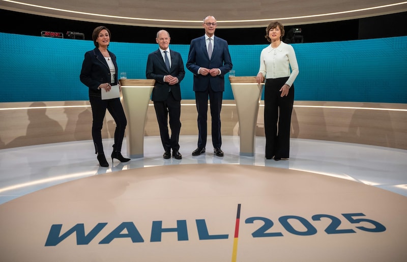 The 90-minute duel on public TV channels ARD and ZDF in prime time was hosted by talk show professionals Maybrit Illner (right) and Sandra Maischberger (left). (Bild: AFP)