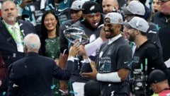 Eagles-Quarterback Jalen Hurts (2.v.r.) und Trainer Nick Sirianni (r.) lassen sich feiern. (Bild: Getty Images)