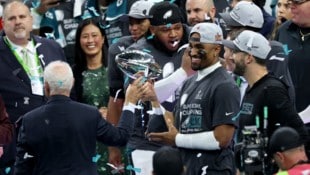 Eagles-Quarterback Jalen Hurts (2.v.r.) und Trainer Nick Sirianni (r.) lassen sich feiern. (Bild: Getty Images)