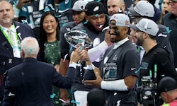 Eagles-Quarterback Jalen Hurts (2.v.r.) und Trainer Nick Sirianni (r.) lassen sich feiern.