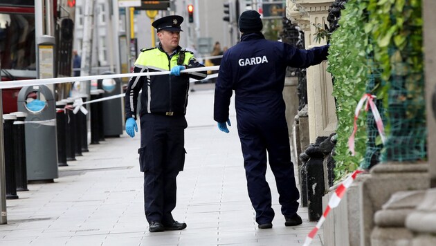 According to the police, the attack took place in the early afternoon in the Stoneybatter district. Several locations have been cordoned off due to the investigation. The police also launched an appeal for witnesses. (Bild: AFP (Archivbild))