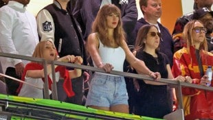 Taylor Swift hatte beim Super Bowl wenig Grund zum Lachen. (Bild: APA/Getty Images via AFP/GETTY IMAGES/Gregory Shamus)