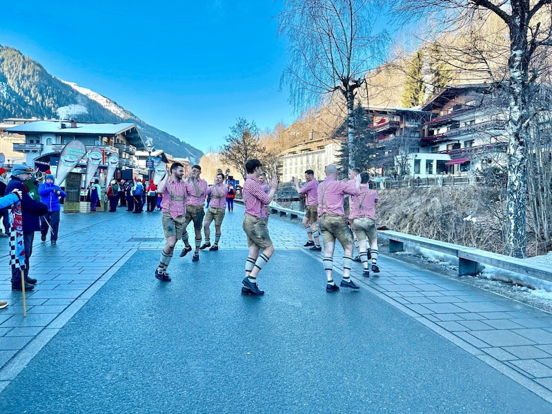 Even at minus 5 degrees, some danced through the pedestrian zone in the morning in short lederhosen. (Bild: Claus Effenberg)