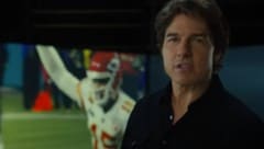 Was ist bloß mit dem Gesicht von Tom Cruise passiert? Das wirkte in einem Clip am Rande des Super Bowl so glatt wie nie zuvor. (Bild: Screenshot youtube.com/@NFLonFOX)