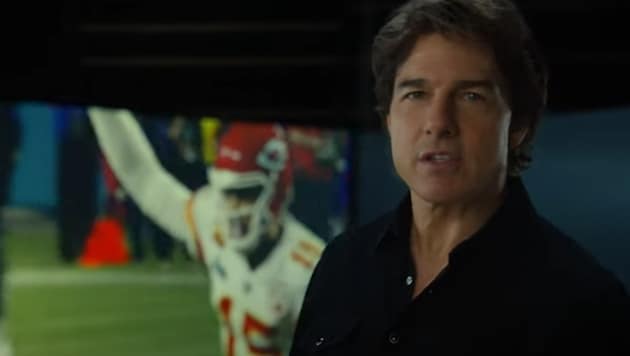 What has happened to Tom Cruise's face? It looked smoother than ever in a clip on the sidelines of the Super Bowl. (Bild: Screenshot youtube.com/@NFLonFOX)