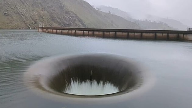 The authorities are warning onlookers not to go near the whirlpool in a boat. (Bild: TV-Sender KCRA3)