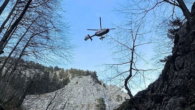 Per Tau wurde der Sportler gerettet. (Bild: Bergrettung Mondseeland)