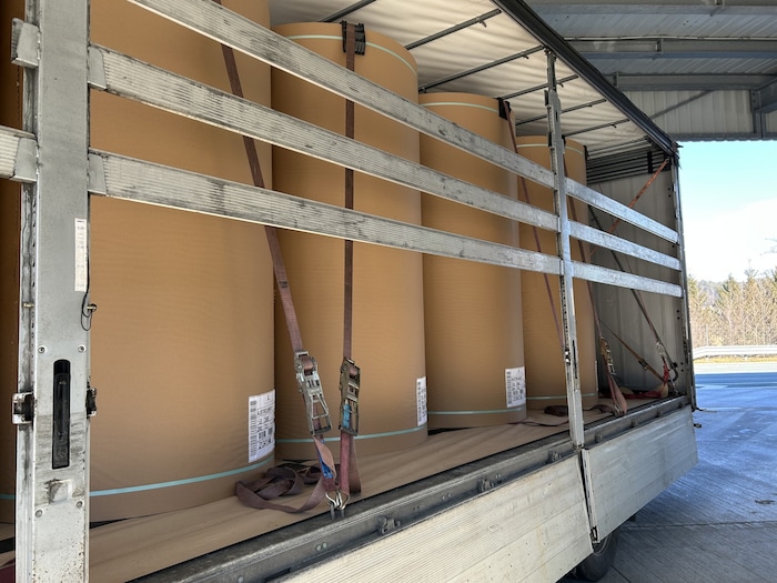 Die Papierrollen mit einem Gesamtgewicht von drei Tonnen waren unzureichend gesichert.