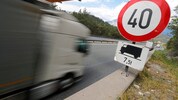Der Lkw-Lenker wurde von der Polizei aus dem Verkehr gezogen (Symbolbild)
