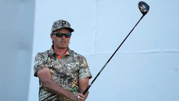 US golf pro Rickie Fowler caused a lot of ridicule at the Phoenix Open with this camouflage outfit. (Bild: AP)