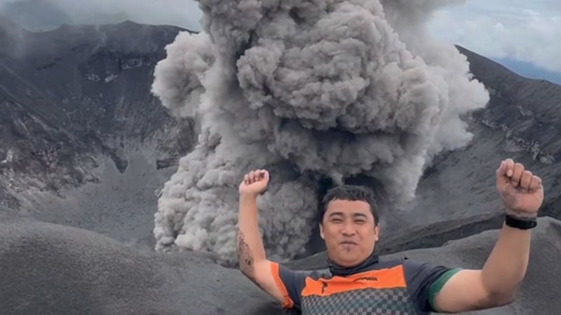 Spektakulär, aber riskant: ein Selfie vor einem ausbrechenden Vulkan (Bild: kamaeraone)