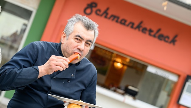 Ahmet Öztürk ist leidenschaftlicher Besitzer des Schmankerlecks am Linzer Südbahnhofmarkt. Dreimal in der Woche gibt’s zu Mittag ein Tagesgericht, ansonsten Würstel jeglicher Art. (Bild: Werner Kerschbaummayr/TEAM FOTOKERSCHI / WERNER KERSCHBAUMMAYR)